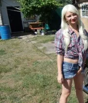 Blonde babe does a little bit of posing and flashing