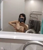 Astonishing friend's mom sent me these incredible naked pics of herself