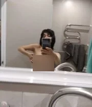 Astonishing friend's mom sent me these incredible naked pics of herself