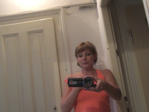 Horny mature plays with her wet cunt while recording herself