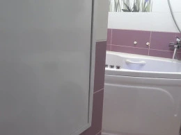 Walking in on my girlfriend in the bathtub and getting a blowjob
