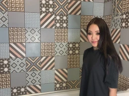Amazing Tinder date blowing a cock in bathroom