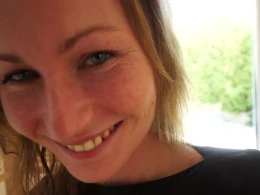 Cutie spreads her pussy lips and sucks on a dildo