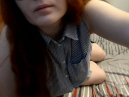 Nerdy babe shows off her feet while masturbating for you
