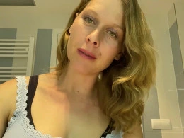 Busty gal shows off her good bits for the camera