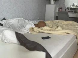 Girlfriend sharing her pussy witth a sex toy