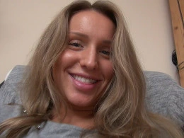 Playful Girl Flashes Her Pink, Beautiful Pussy Hole Wide 🍆💗